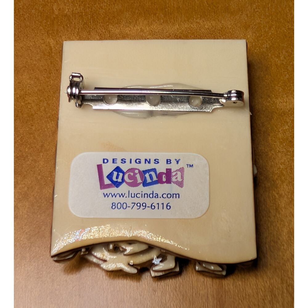Vtg Designs By Lucinda Pin Brooch Family Portrait 1.5x2" Beige Pastels Folk Art - Picture 2 of 4